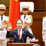 Le président de la Cour populaire suprême Nguyên Van Quang prête serment. Photo: VNA