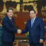 Le Premier ministre Pham Minh Chinh (droite) et Jorge Legañoa Alonso, président de l’agence de presse latino-américaine Prensa Latina. Photo: VNA