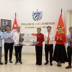 La cérémonie de remise symbolique de l’aide vietnamienne à Cuba. Photo: VNA