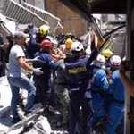 Les secouristes recherchent des victimes dans les décombres d’un immeuble effondré à la suite du séisme, à Manizales, en Colombie, le 10 août 2026. Photo: Xinhua/VNA