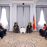 Le secrétaire général du Parti et président de la République, To Lam, rencontre, le 10 août, plusieurs intellectuels et scientifiques, éminents membres de l’Association des intellectuels et experts vietnamiens en Australie (VASEA). Photo: VNA