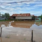 Environ 450 foyers de la commune d’Ia Hiao, province de Gia Lai, isolés en raison d’inondations provoquées par de fortes pluies. Photo: VNA