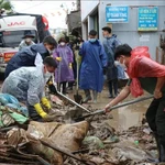 Les forces armées aident les habitants à nettoyer l’environnement afin de rétablir rapidement la vie dans les quartiers résidentiels. Photo: VNA