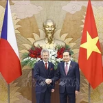 Le président de l'Assemblée nationale Trân Thanh Mân (à droite) et le président du Sénat du Parlement tchèque Milos Vystrcil. Photo: VNA
