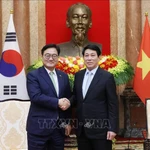 Le président vietnamien Luong Cuong (à droite) et le président de l'Assemblée nationale sud-coréenne Woo Won Shik. Photo: VNA