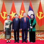Les plus haut dirigeants du Vietnam et du Laos, ainsi que leurs épouses. Photo: VNA