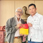 L'ambassadeur du Vietnam au Venezuela, Vu Trung My et Jorge Rondón Uzcátegui (gauche). Photo: VNA 