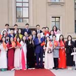 Le secrétaire général du Parti communiste du Vietnam et président de la République, To Lam, son épouse, et des représentants d'étudiants vietnamiens en Chine. Photo: VNA