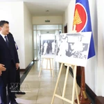 L'exposition photographique retraçant l’histoire commune et l’évolution des relations spéciales Vietnam–Laos. Photo: VNA