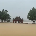 Dans la soirée du 3 novembre, le niveau des eaux de la rivière des Parfums, à Kim Long, a progressivement baissé . Photo: VNA