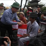 Le vice-Premier ministre Le Thanh Long offre des dons à des sinistrés des inondations à Gia Lai. Photo: VNA