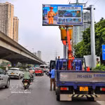 Installés sur les principaux axes routiers et carrefours de la capitale, ces panneaux diffuseront en temps réel des informations sur les embouteillages, les accidents... Photo: VNA