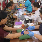 Prélèvement d’échantillons biologiques d’ADN auprès des proches des martyrs à Lao Cai, lors de la campagne intensive du 13 au 17 juillet 2026, au service de l’identification des restes des martyrs. Photo: VNA