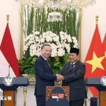 Le secrétaire général du Parti Tô Lâm et le président indonésien Prabowo Subianto. Photo: VNA