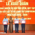 Cérémonie de départ et de remise de mission à l'Équipe chargée de la recherche et du rapatriement des restes des martyrs tombés au Cambodge (K52), pour la saison sèche 2025-2026. Photo: VNA