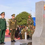 Les deux ministres vietnamien et cambodgien de la Défense procèdent à la salutation conjointe de la borne 171. Photo: VNA