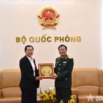 Le général Nguyen Tan Cuong, chef d’état-major général de l’Armée populaire du Vietnam et vice-ministre de la Défense (droite) et le général de corps d’armée Saichay Kommasith, vice-ministre lao de la Défense et chef d’état-major général de l’Armée populaire lao, en visite au Vietnam. Photo: qdnd.vn