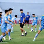 L’entraîneur Kim Sang-sik et ses jeunes joueurs. Photo: vff.org.vn