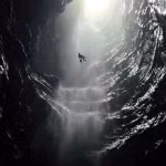 Une chute spectaculaire cachée sous terre révélée à Phong Nha-Ke Bang. Photo: tuoitre.vn