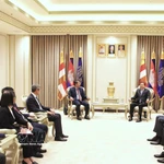 Le vice-ministre permanent des Affaires étrangères (AE), Nguyên Minh Vu (gauche) et le premier vice-Premier ministre cambodgien, Neth Savoeun. Photo: VNA