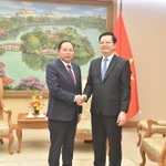 Le vice-Premier ministre vietnamien Mai Van Chinh (droite) et le ministre cambodgien des Cultes et des Affaires religieuses, Chay Borin. Photo: baochinhphu.vn