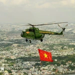 Un hélicoptère s'entraîne pour le défilé du 30 avril. Photo: VNA