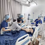 Les médecins de l’Hôpital Cho Rây, en coordination avec ceux de l’Hôpital Mat Troi Phu Quoc, prodiguent des soins intensifs aux victimes de l’accident de naufrage du canot à Phu Quôc. Photo: VNA