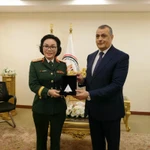 La générale de brigade Phan Thi Hoai Vân, cheffe adjointe du Département général de l’industrie de la défense et le ministre égyptien d’Etat à la production militaire, Mohamed Salah El-Din Mostafa. Photo: ministère vietnamien de la Défense