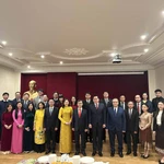 Les personnels des deux ambassades du Vietnam et du Laos en France. Photo: VNA