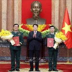 Le président de la République, Luong Cuong, préside une cérémonie officielle pour remettre les décisions de promotion au grade de général de corps d’armée à deux officiers supérieurs du ministère de la Défense. Photo: VNA