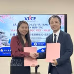 Les représentants du VJCE et de l'École de langue japonaise Aoyama procèdent à l'échange de l'accord de coopération signé. Photo: VNA