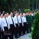 Le chef du gouvernement et les délégués présentes déposent des gerbes de fleurs et brûlé de l’encens devant le monument dédié à Trân Phu, premier secrétaire général du Parti ainsi qu’au mémorial des héros martyrs situé dans le parc Lê Thi Rieng. Photo: VNA