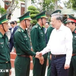 Le secrétaire général du Parti Tô Lâm et des cadres et soldats du poste de garde-frontière d’Ea H’Leo, dans la province de Dak Lak. Photo: VNA