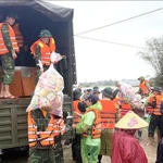 Des officiers et soldats acheminent des vivres aux habitants des zones inondées de Dak Lak. Photo: VNA