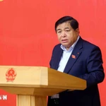 Le vice-Premier ministre Nguyên Chi Dung, également membre de la permanence du Comité du Parti du gouvernement, s'exprime lors de la conférence. Photo: VNA