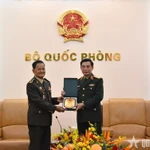 Le général Phan Van Giang, membre du Bureau politique, secrétaire adjoint de la Commission militaire centrale, ministre de la Défense (droite) et le général Prum Din secrétaire d'État au ministère cambodgien de la Défense. Photo: qdnd.vn