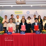 La cérémonie de signature de protocoles d’accord de coopération (deuxième phase) avec plusieurs organisations non gouvernementales étrangères. Photo: VNA