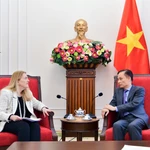 Le ministre des Affaires étrangères (AE), Lê Hoai Trung (droite) et Helene Budliger Artieda, secrétaire d’État suisse à l’économie, à la formation et à la recherche de la Suisse. Photo: Ministère vietnamien des Affaires étrangères