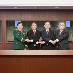 Le général de corps d’armée Hoang Xuân Chiên, vice-ministre de la Défense, Nguyên Minh Vu, vice-ministre permanent des Affaires étrangères, et leurs homologues japonais. Photo: VNA