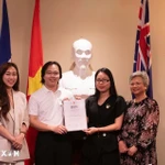 Le Consulat général du Vietnam à Perth (Australie-Occidentale) organise une cérémonie de remise de satisfecit (certificats de mérite) destinée à honorer des étudiants et bénévoles vietnamiens pour leurs contributions exceptionnelles aux activités communautaires. Photo: VNA