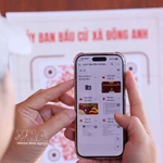Les électeurs scannent un code QR à l’aide de leur smartphone afin de vérifier rapidement les informations relatives à leur droit de vote. Photo : VNA