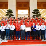 Le Premier ministre Lê Minh Hung et l’équipe nationale U17. Photo: VNA