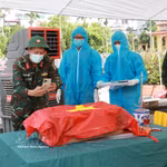 Ninh Binh: Numérisation des informations afin de constituer une base de données unifiée destinée à la gestion, à la consultation et à l'identification des soldats tombés pour la Patrie. Photo : VNA