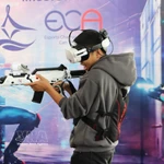 Étudiants faisant l'expérience de jeux en réalité virtuelle. Photo: VNA