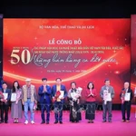 Les délégués présents à la cérémonie dévoilant les 50 œuvres littéraires et artistiques vietnamiennes exemplaires depuis la réunification (1975-2025). Photo: VNA