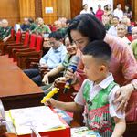 La vice-présidente de l’Assemblée nationale du Vietnam, Nguyên Thi Thanh, membre du Comité central du Parti, remet des cadeaux à des élèves en situation difficile de la province de Diên Biên. Photo: VNA