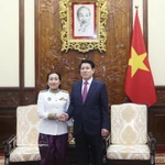 Le président de la République, Luong Cuong (droite) et l’ambassadrice du Cambodge, Touch Pharat. Photo: VNA