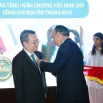 L’ambassadeur Rogelio Polanco Fuentes remet l’Ordre de l’amitié de l’État cubain à Nguyên Thanh Nghi, membre du Comité central du Parti communiste du Vietnam et chef de la Commission centrale des politiques et de stratégies du Parti. Photo: VNA