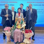Nguyên Thi Binh, ancienne vice-présidente de la République reçoit le Prix Romesh Chandra. Photo: VNA