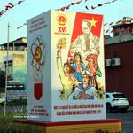 L'emblème officiel des élections déployé sur les axes routiers du quartier de Ha Lam, province de Quang Ninh. Photo: VNA